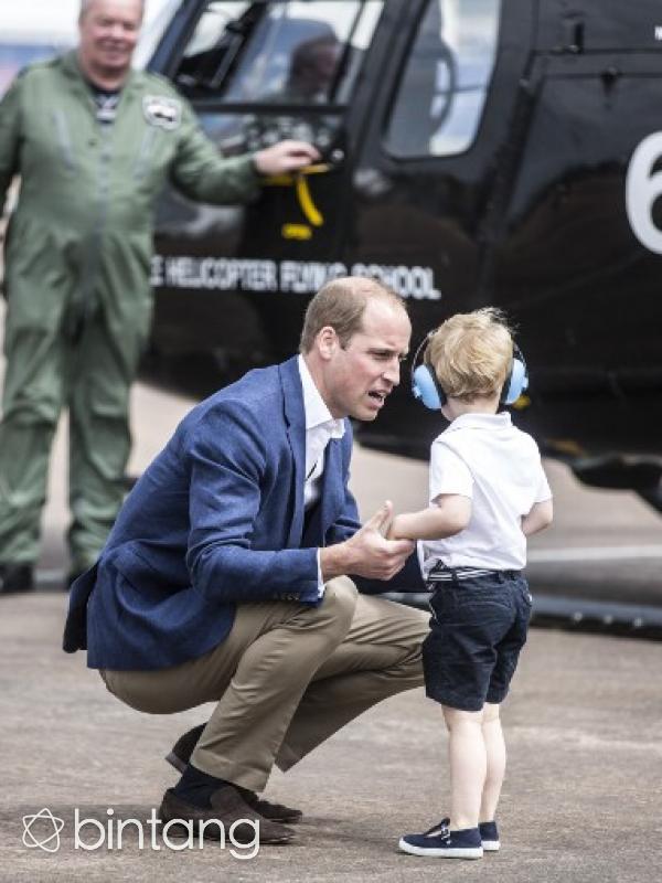 Pangeran William selalu berlutut dan menatap mata Pangeran George saat berbicara. (AFP/Bintang.com)