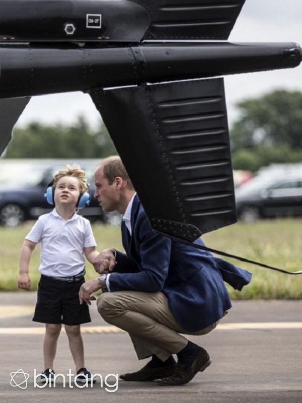Pangeran William selalu berlutut dan menatap mata Pangeran George saat berbicara. (AFP/Bintang.com)