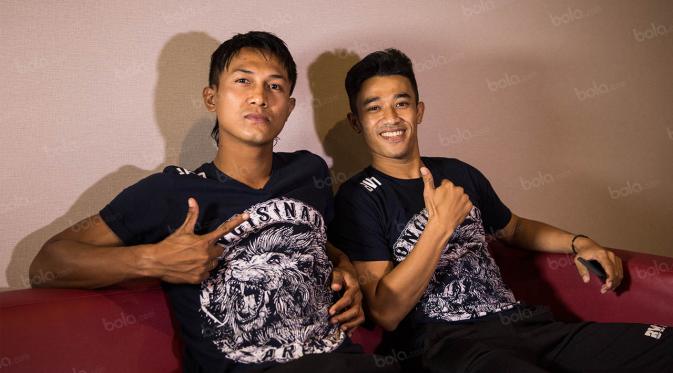 Bek sayap Arema Cronus, Johan Alfarizi dan Benny Wahyudi (kanan), saat berada di Hotel Lor In Sentul, Bogor, Jawa Barat, Sabtu (30/7/2016). (Bola.com/Vitalis Yogi Trisna)