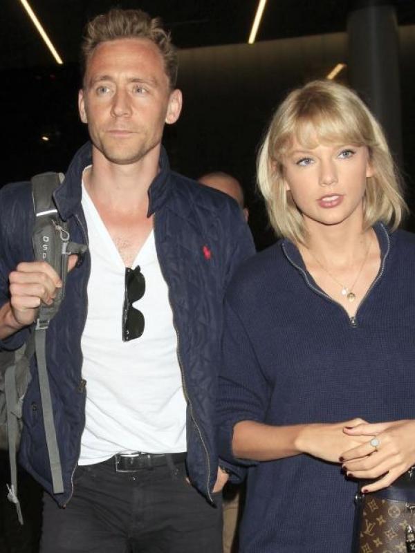 Taylor Swift muncul dengan wajah sumringah setelah dikabarkan putus dengan Tom Hiddlestone.