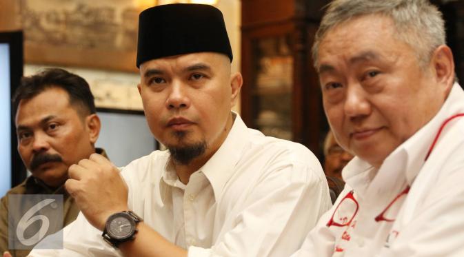 Ahmad Dhani menyimak pertanyaan wartawan saat mendeklarasikan dukungan kepada Rizal Ramli untuk maju di Pilkada DKI Jakarta 2017 bersama Gerakan Orang Kita, Jakarta, Jumat (5/8). (Liputan6.com/Immanuel Antonius)
