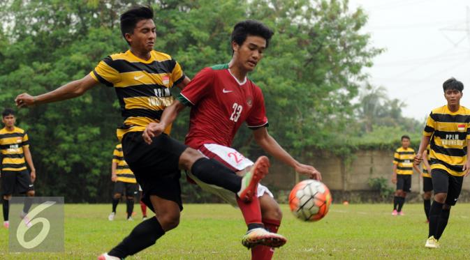 Pemain seleksi Timnas Indonesia U-19, M Rafli (tengah) berebut bola dengan pemain PPLM saat laga uji tanding perdana di NYTC Sawangan, Jumat (5/8). Pemain seleksi Timnas U-19 berhasil menekuk PPLM 3-0. (Liputan6.com/Helmi Fithriansyah)