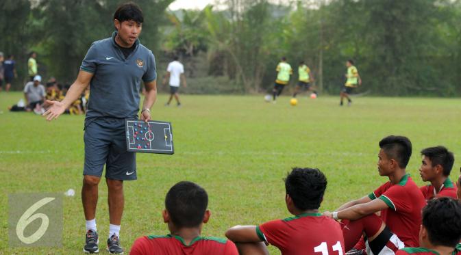 Pelatih kepala Timnas Indonesia U-19, Eduard Tjong memberi arahan pada pemainnya saat jeda laga uji tanding perdana melawan PPLM di NYTC Sawangan, Jumat (5/8). Pemain seleksi Timnas U-19 berhasil menekuk PPLM 3-0. (Liputan6.com/Helmi Fithriansyah)