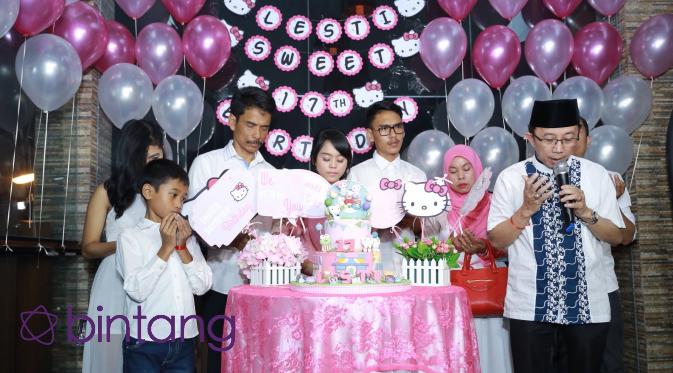 Perayaan syukuran sweet seventeen Lesti D'Academy. (Galih W. Satria/Bintang.com)