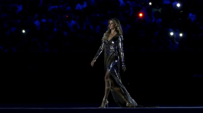 Supermodel Gisele Bundchen menjadi jelmaan Girl from Ipanema di pembukaan Rio 2016. REUTERS/Damir Sagolj