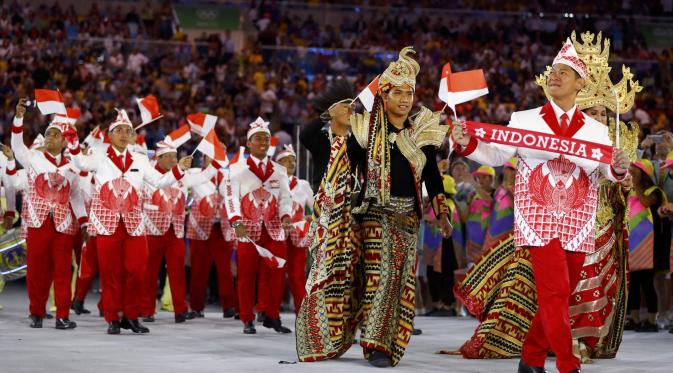 Kontingen Indonesia di defile Olimpiade 2016. (REUTERS/Kai Pfaffenbach)