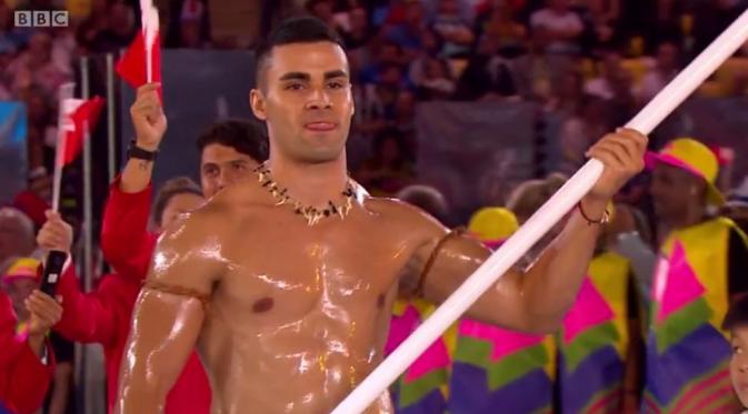 Pembawa bendera defile tim dari Tonga menarik perhatian dalam pembukaan Rio 2016. (BBC)