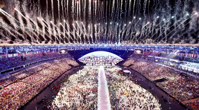 Kembang api di Stadion Maracana menjadi penanda dimulainya pesta olahraga Olimpiade 2016. (REUTERS/Pawel Kopczynski)