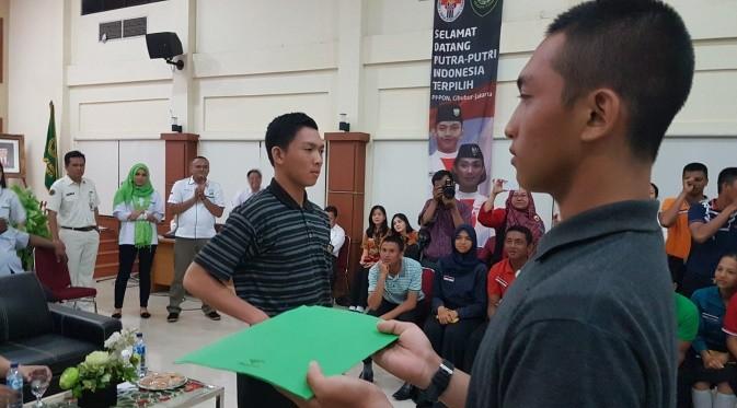 Tri Wahyu, Peserta Diklat Paskibraka 2016 dari Sumatera Selatan Kena Hipnotis Sebagai Komandan Pasukan. Ia yang Terkenal Diam Rupanya Bisa Berwajah Cukup Sangar Meski Tetap Tak Ada Beda