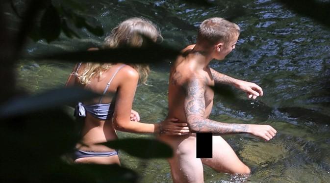Justin Bieber menikmati liburan tanpa busana. (US/Bintang.com)