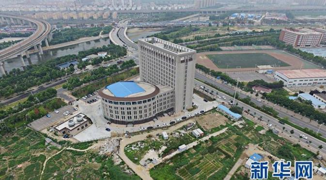 Penampakan gedung North China of Water Conservancy dari udara. Mirip toilet, nggak? (Via: boredpanda.com)