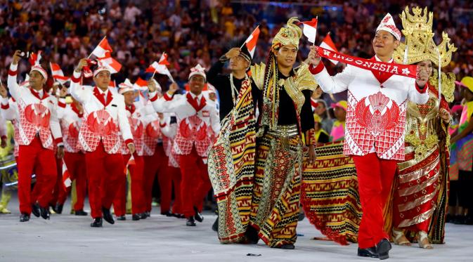 Parade Kostum Indonesia di Pembukaan Olimpiade 2016. (REUTERS/Kai Pfaffenbach)