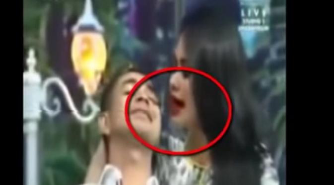 Raffi Ahmad dengan sengaja menempelkan pipinya ke arah bibir Kartika Putri dalam sebuah acara (Youtube)
