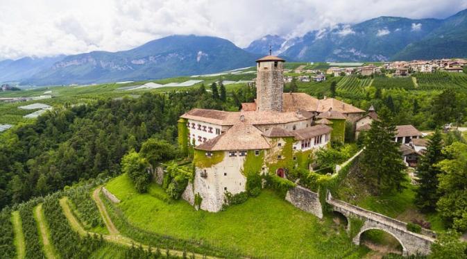 Castel Valer di kaki pegunungan Dolomites (Alessandro Carpentiero/SWNS.com)