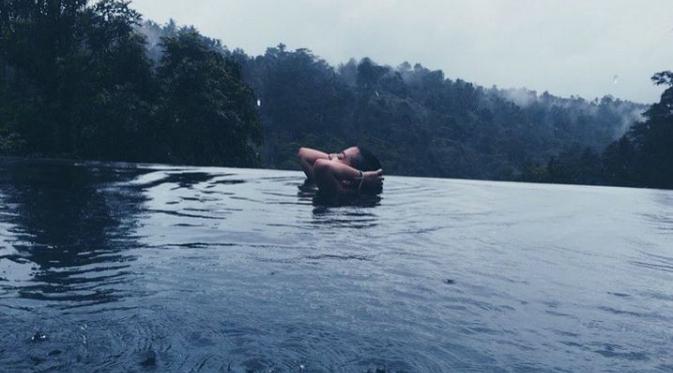 Berenang adalah salahs atu olah raga kesukaan Prilly Latuconsina, saat menikmati  liburan pulau Dewata ia menyempatkan diri berenang. (Insatgram @prillylatuconsina96)