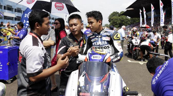 Galang Hendra #99 saat turun pada kategori 600cc pada ajang Asian Road Racing Championship di Sirkuit Sentul, Bogor, Minggu (7/8/2016). (Bola.com/Nicklas Hanoatubun)