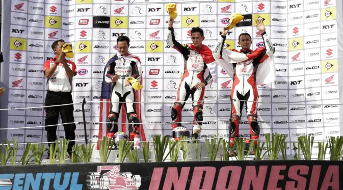 Gerry Salim (tengah) menjuarai kelas Supersports 600cc pada ajang Asia Road Racing Championship di Sirkuit Sentul, Indonesia, Minggu (7/8/2016). (Bola.com/Nicklas Hanoatubun)