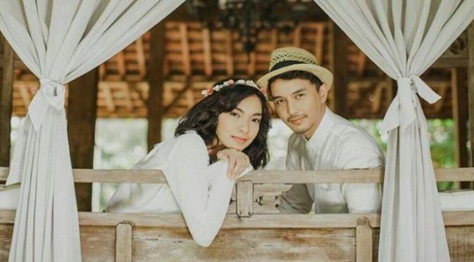 Tika Bravani dan Dimas Aditya kini resmi menjadi sepasang suami dan istri. (Instagram @tikabravani)