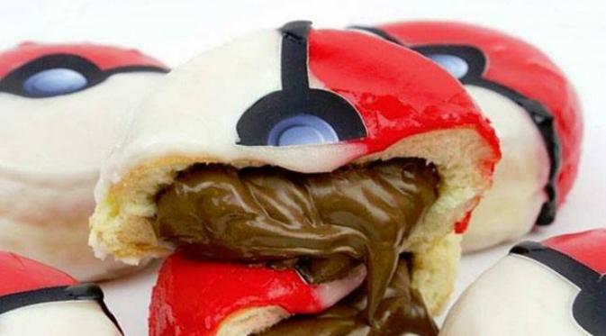 Donut isi Nutella yang dibuat menyerupai Pokeball (Instagram/thebillieshow)