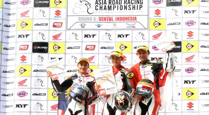 Gerry Salim (tengah) dari Astra Honda Racing Team menjuarai kelas Supersports 600cc pada ajang Asia Road Racing Championship di Sirkuit Sentul, Indonesia, Minggu (7/8/2016). (Bola.com/Nicklas Hanoatubun)