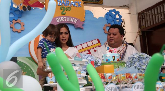 Jessica Iskandar tengah merayakan ulang tahun yang kedua untuk putranya, El Barack Alexander di sebuah panti asuhan di kawasan Manggarai, Jakarta Selatan. (Sapto Purnomo/Liputan6.com)