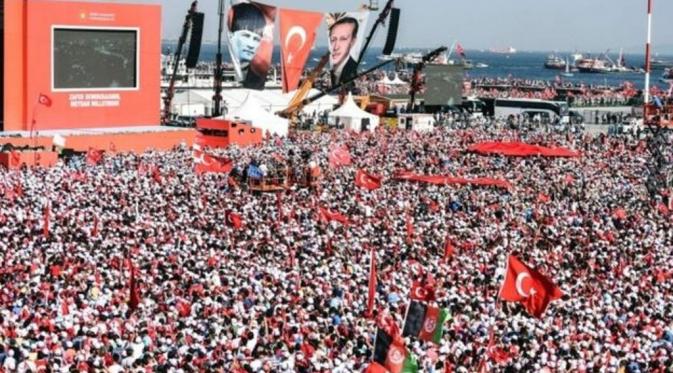 Jutaan pendukung Erdogan gelar demonstrasi tuntut pelaku kudeta dihukum seberat-beratnya (AFP)