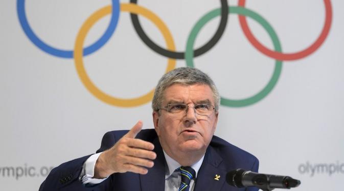 Thomas Bach selaku International Olympic Committee President sedang berbicara tentang situasi doping Rusia. Sumber : cheatsheet.com