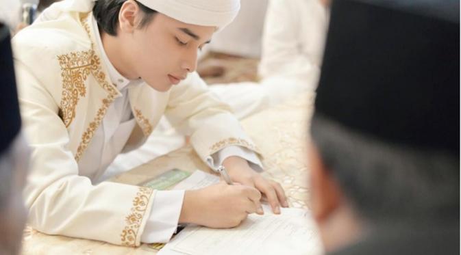 Masih berusia 17 tahun, putra sulung Arifin Ilham, Muhammad Alvin Faiz memutuskan untuk menikah dengan Larissa Chou. (Foto: Instagram/Muhammad Alvin)