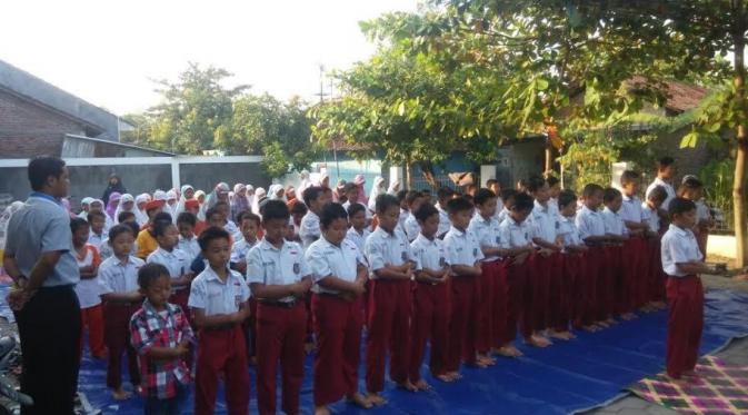Ratusan Siswa SD Juara salat duha di lapangan setiap hari (Liputan6.com / Edhie Prayitno Ige)
