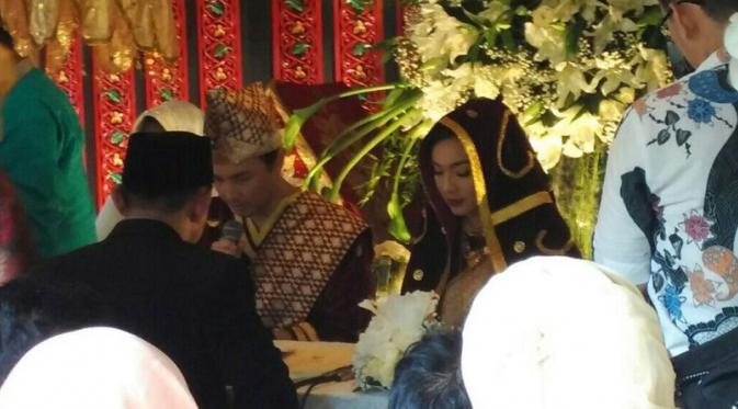 Logam mulia seberat 50 gram menjadi maskawin Dimas Aditya untuk menikahi Tika. Dalam acara akad nikah, keduanya menggunakan adat Minang. (liputan6.com)