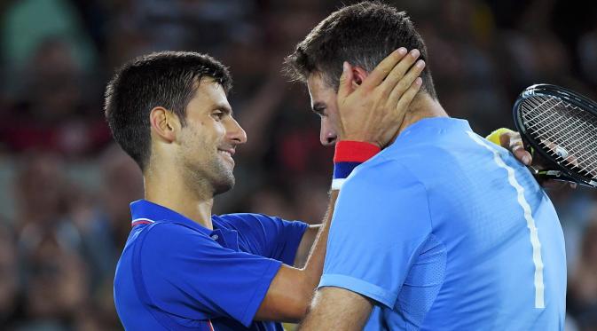 Novak Djokovic (kiri) memberikan selamat kepada Juan Martin Del Potro usai pertandingan tenis tunggal putra Olimpiade Rio 2016, Brasil,(8/8). Petenis nomor satu dunia tersebut kalah dengan petenis yang berperingkat 145 dunia. (REUTERS / Toby Melville)
