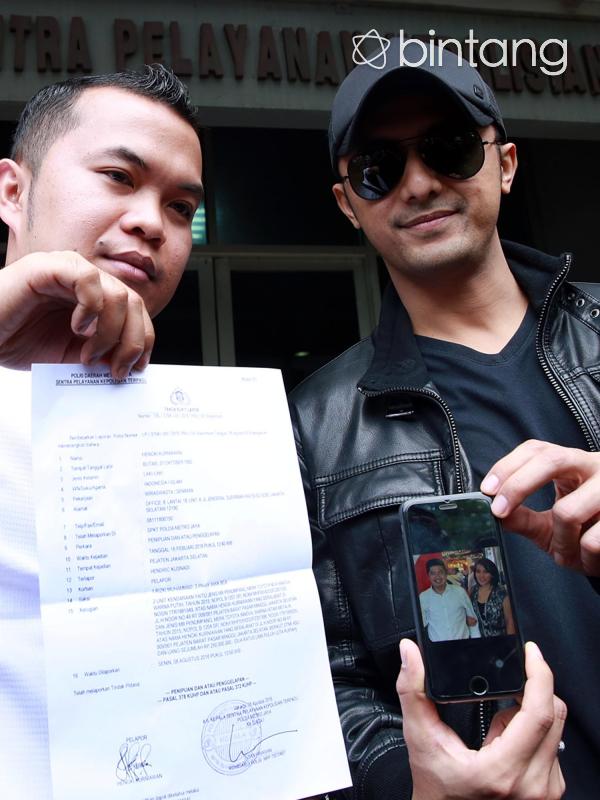 Merasa sudah habis kesabarannya, Hengky Kurniawan melaporkan rekan bisnisnya. Bersama kuasa hukumnya, ia mendatangi ke Sentra Pelayanan Kepolisian Terpadu (SPKT), Polda Metro Jaya, hari ini. (Deki Prayoga/Bintang.com)