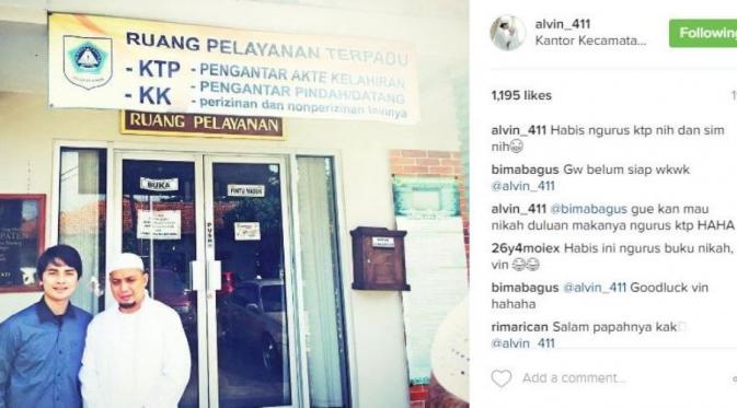 Muhammad Alvin Faiz dan Ustaz Arifin Ilham usai mengurus KTP serta SIM [foto: instagram/alvin_411]