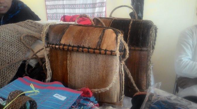 salah satu tas etnik khas suku Baduy yang terbuat dari kulit kayu.
