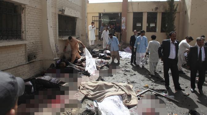 Sejumlah mayat bergelimpangan usai terjadi ledakan bom di depan rumash sakit di Quetta, Pakistan, Senin (8/8). Akibat kejadian ini setidaknya 53 orang tewas seketika di tempat kejadian. (REUTERS/Naseer Ahmed)