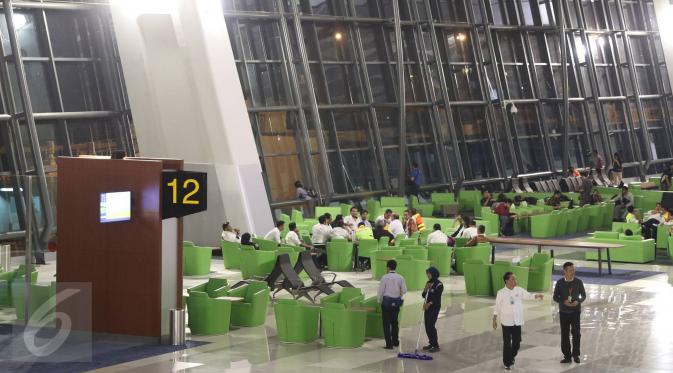 Aktivitas pekerja dan calon penumpang di ruang tunggu Terminal 3 Ultimate, Bandara Soekarno-Hatta, Tangerang, Banten, Selasa (9/8). Seperti diketahui sekitar pukul 00.01 WIB, terminal 3 resmi beroperasi. (Liputan6.com/Immanuel Antonius)