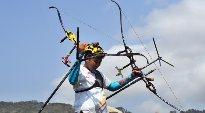 Pemanah Indonesia, Riau Ega Agatha usai mengalahkan  juara dunia asal Korsel, Kim Woo-jin pada kompetisi cabang olahraga panahan Olimpiade 2016, Senin (8/8). Ega adalah pemanah putra Indonesia satu-satunya yang masih tersisa di Olimpiade (Jewel SAMAD/AFP)