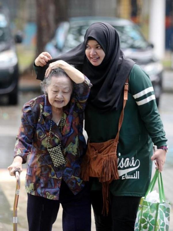 Payungi Nenek dengan Jilbabnya, Gadis Ini Punya Cerita di Hati Ne