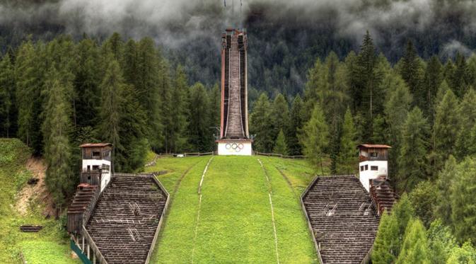 Ski Jump Tower, Cortina D'ampezzo, Italia, 1956 Winter Olympics Venue. (Via: boredpanda.com)
