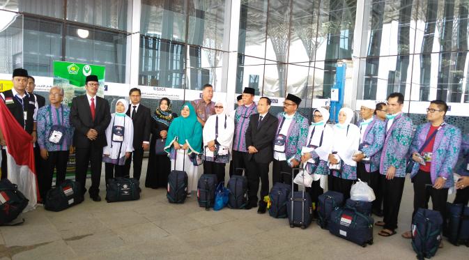 Jemaah haji Indonesia kloter pertama tiba di Bandara Madinah (Muhammad Ali/Liputan6.com)