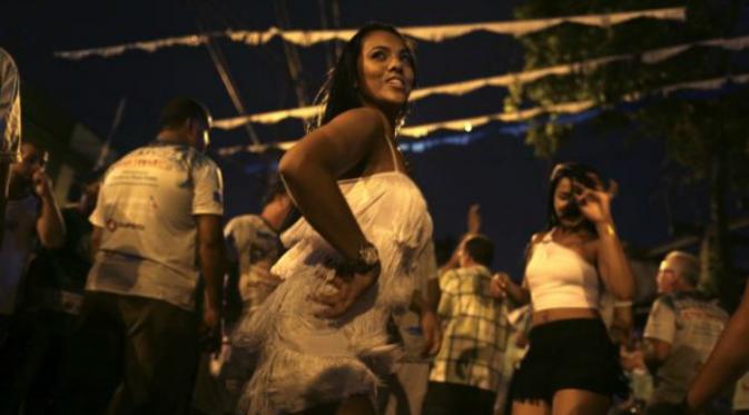 Seorang penari Brasil sedang berdansa (Reuters)