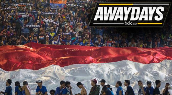 Aremania mengibarkan bendera Merah-Putih di Stadion Pakansari, Bogor. (Bola.com/Vitalis Yogi Trisna-Rudi Riana)