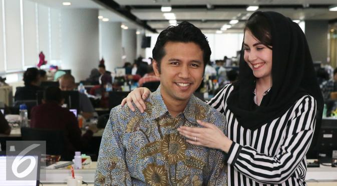 Bupati Trenggalek Emil Dardak bersama istrinya, Arumi Bachsin saat mengisi acara di Liputan6.com, Jakarta, Selasa (9/8/2016). (Liputan6.com/Herman Zakharia)