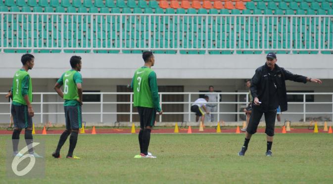 Tiga calon pemain Timnas Indonesia menyimak arahan pelatih, Alfred Riedl (kanan) saat seleksi di Stadion Pakansari, Bogor, Selasa (9/8). Bertemu tim unggulan, skuat Garuda berada dalam posisi sulit. (Liputan6.com/Helmi Fithriansyah)