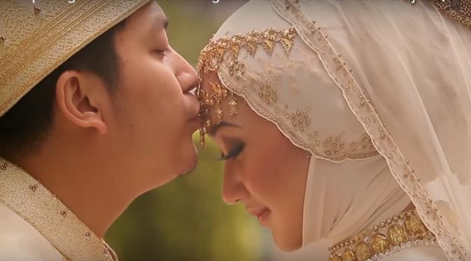 Dian Pelangi dan Tito Haris Prasetyo saat melangsungkan pernikahan (YouTube)
