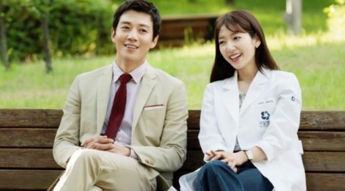 Park Shin Hye dan Kim Rae Won dalam drama Doctors (Nate)