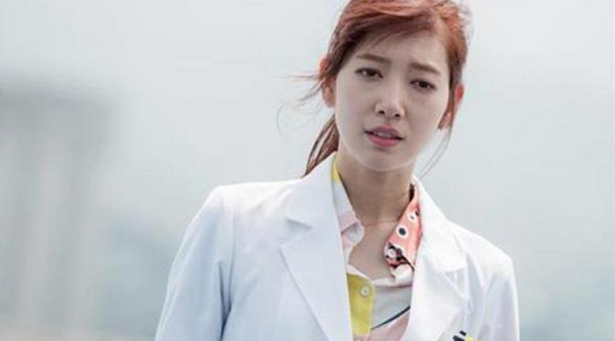 Park Shin Hye saat berakting dalam drama Doctors (Nate)