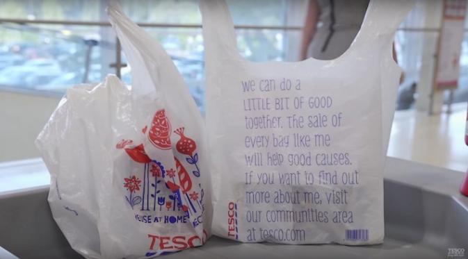 Pengurangan penggunaan kantong plastik di Inggris. Sumber : mymodernmet.com