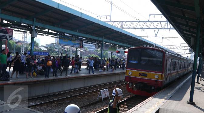 Penumpang tengah mengantri untuk menaiki Kereta Commuter Line di Manggarai, Jakarta, Rabu (9/8). (Liputan6.com/Angga Yuniar)