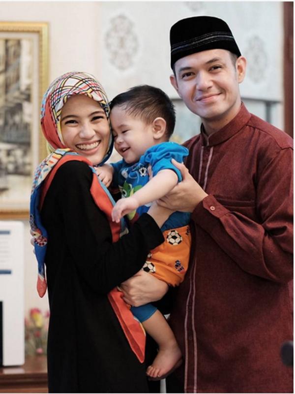 Dude Harlino, Alyssa Soebandono dan putra mereka: Muhammad Dirgantara Ariendra Harlino. (Instagram)